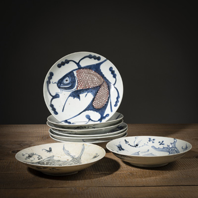 <b>EIGHT BLUE-WHITE AND COPPER RED PORECELAIN FISH PLATES</b>