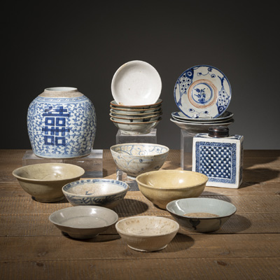 <b>LOT OF PORCELAIN/STONEWARE: A SQUARE TEA CADDY AND WOODEN COVER, A 'DOUBLE LUCK' VASE AND 17 BOWLS, PARTLY IN UNDERGLAZE BLUE</b>