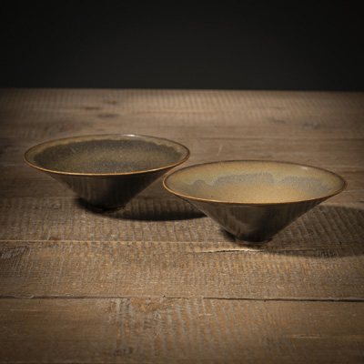 <b>Zwei konische braun glasierte Keramik-Teeschalen</b>