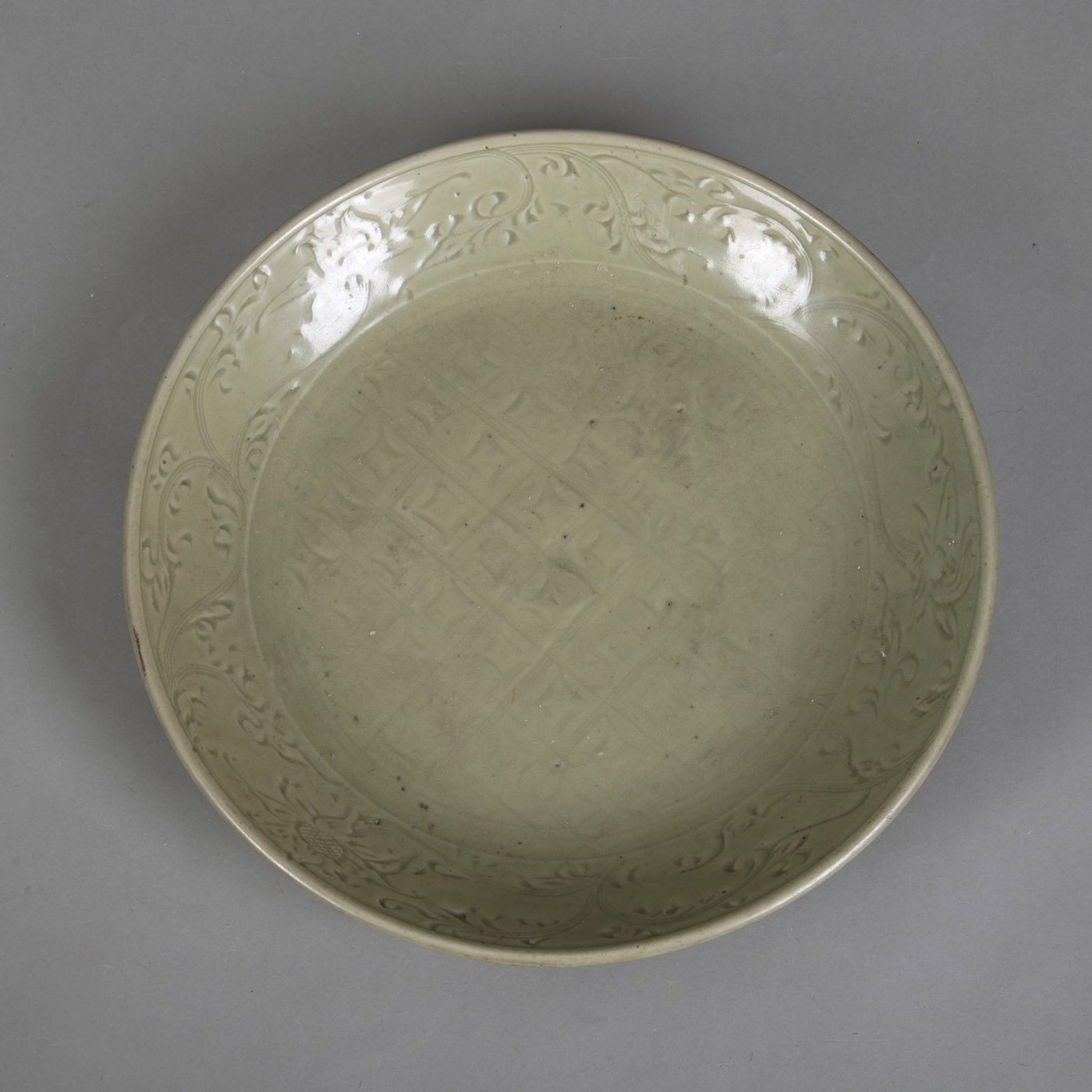 <b>A LARGE LONGQUAN CELADON PLATE WITH INCISED CASH TRELLIS PATTERN AND FLOWER TENDRILS</b>
