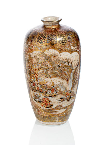 <b>Kleine Satsuma Vase mit figuralem Dekor</b>