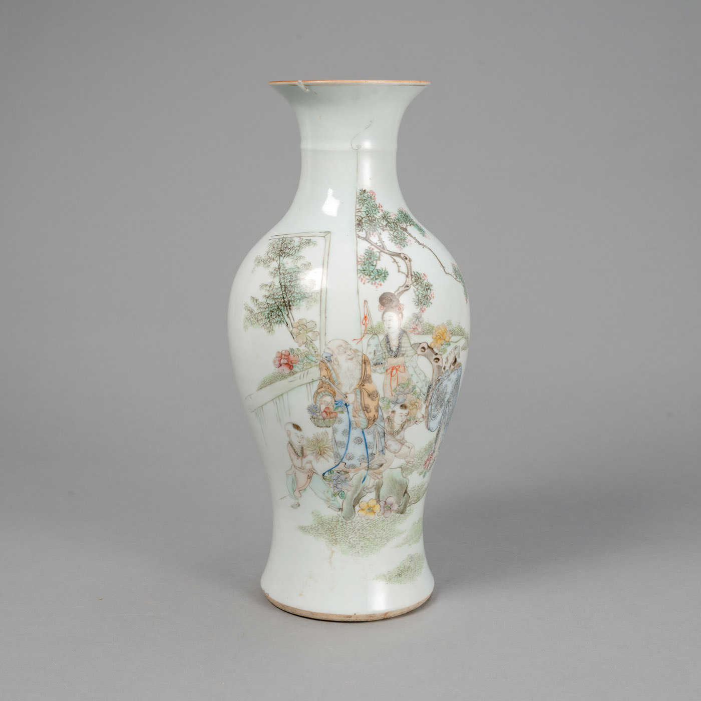 <b>Polychrom bemalte 'qianjiang'-Porzellan-Balustervase mit Figuren in einer Gartenlandschaft</b>