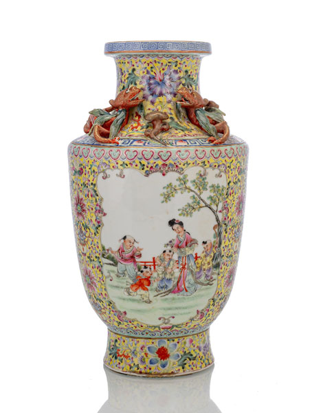 <b>'Famille rose'-Vase mit plastischen Drachen und Szene mit Dame und spielenden Kindern auf gelbem Fond</b>