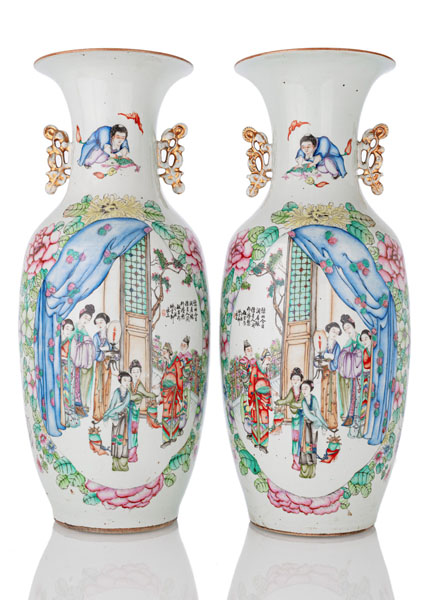 <b>Paar Henkelvasen aus Porzellan mit 'Famille rose'-Dekor von Liu Bei, Antiquitäten und Liu Hai</b>