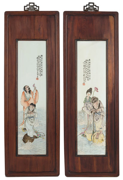 <b>Zwei Holzpaneele mit 'famille rose'-Porzellanplatten mit Darstellungen von vier Unsterblichen</b>