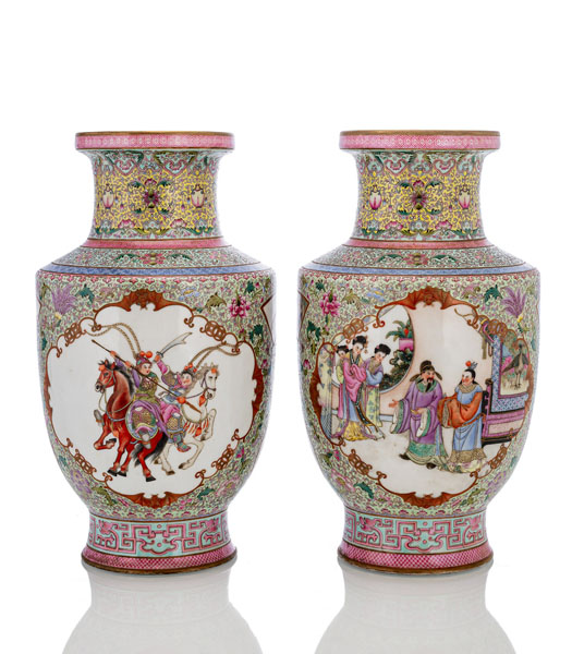 <b>Paar feine 'Famille rose'-Vasen mit Theater- und Romanszenen in Reserven zwischen Blüten dekoriert</b>