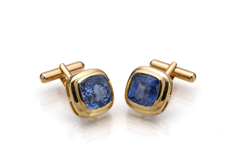 <b>A FINE PAIR OF CUFFLINKS WITH SAPHIRES</b>