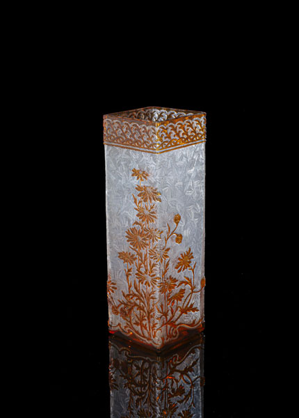 <b>A SQUARE SHAPED GLASS VASE WITH DAISY PATTERN</b>