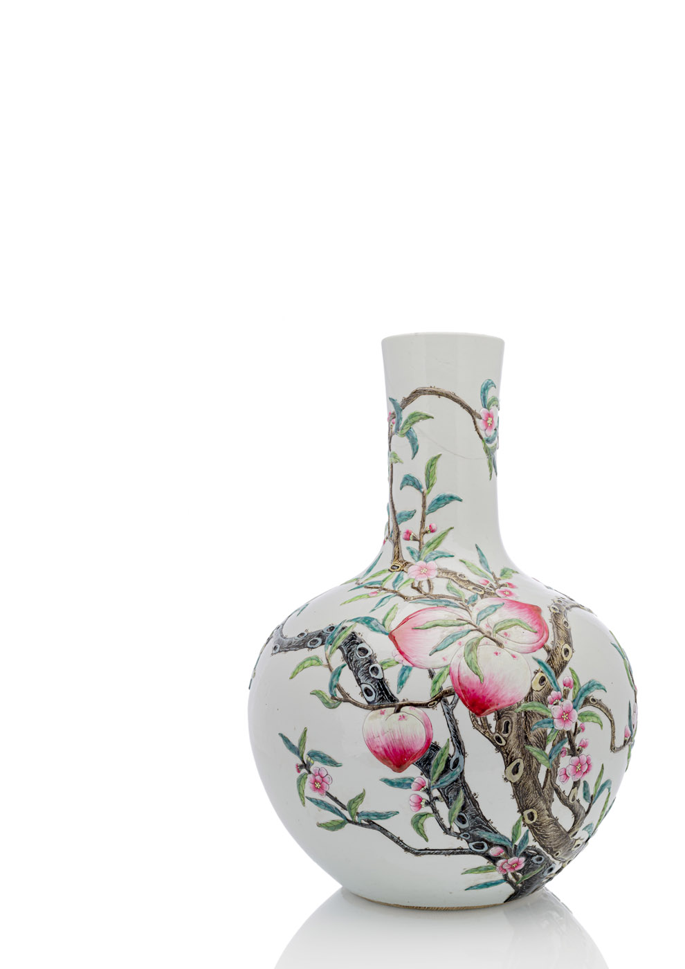 <b>'Nine-Peaches'-Vase aus Porzellan mit modelliertem 'famille rose'-Dekor</b>