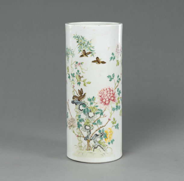 <b>Zylindrische Porzellanvase mit 'Famille rose'-Floraldekor</b>