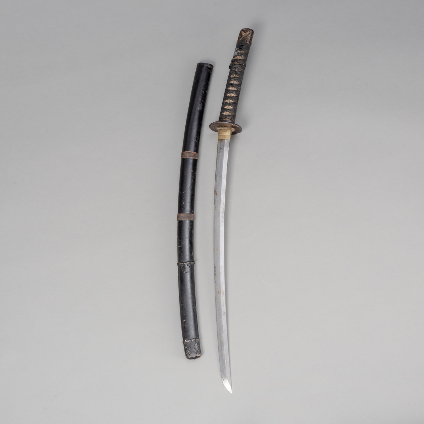 <b>Wakizashi mit Griff in Fischhautmontur und Eisenbeschlägen</b>