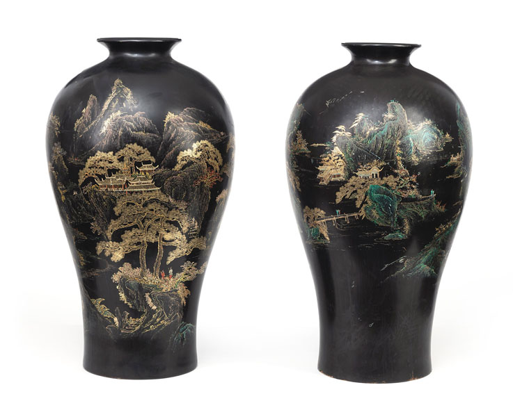 <b>A PAIR OF LARGE GOLD- AND BLACK-LACQUER LANDSCAPE VASES, 'MEIPING'</b>