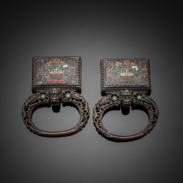 <b>Paar seltene Gürtelanhänger aus Bronze mit Email-Dekor und Steinbesatz</b>