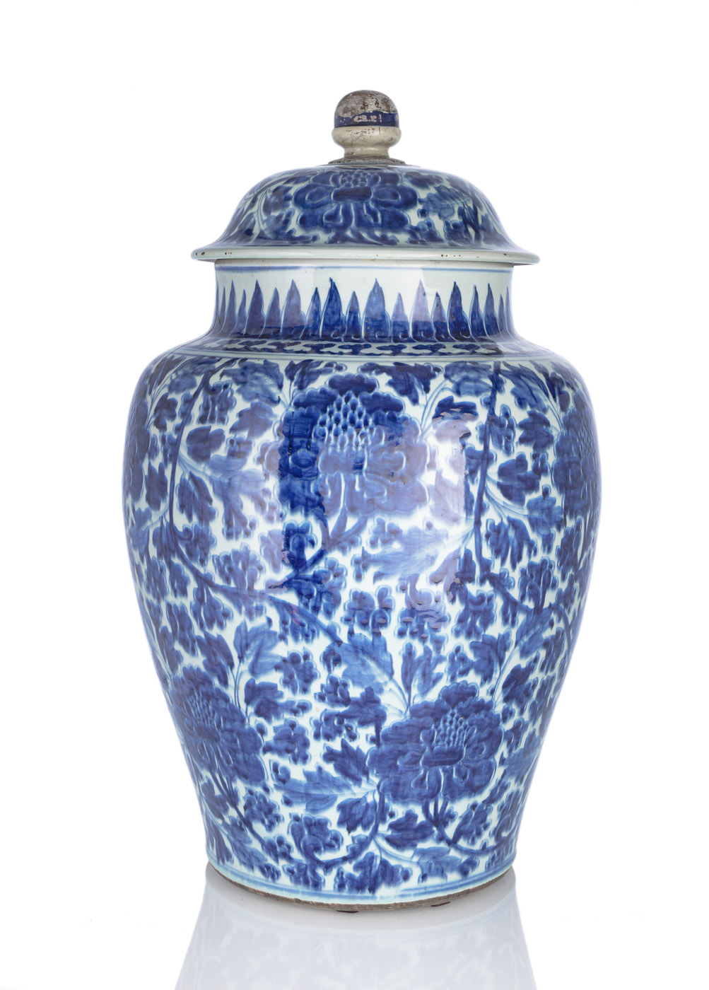 <b>A LARGE BLUE AND WHITE LOTUS PORCELAIN VASE AND COVER</b>