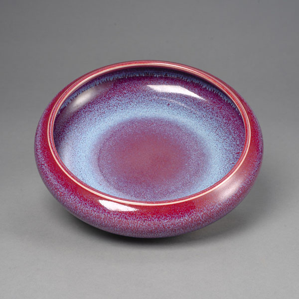 <b>Pinselwascher aus Porzellan mit violetter Flambé-Glasur</b>