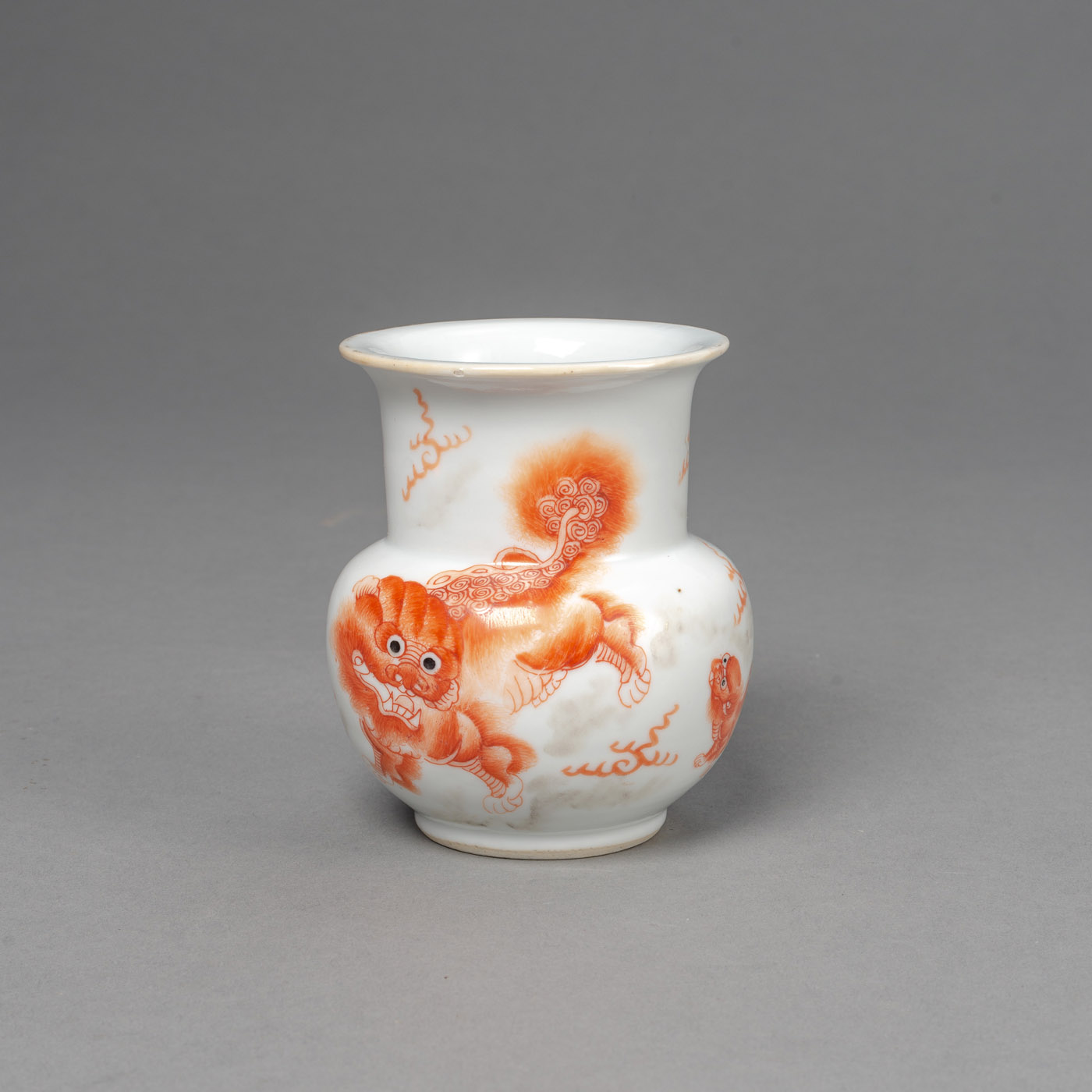 <b>A SMALL INSCRIBED IRON-RED FO-LION PORCELAIN SPITTOON 'ZHADOU'</b>