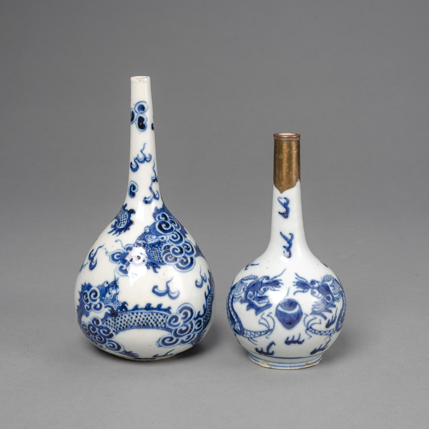 <b>Zwei Flaschenvasen aus Porzellan mit unterglasurblauem Drachendekor</b>