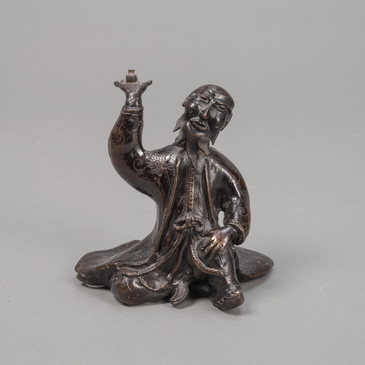 <b>Bronze-Okimono eines sitzenden Europäers als Kerzenhalter</b>