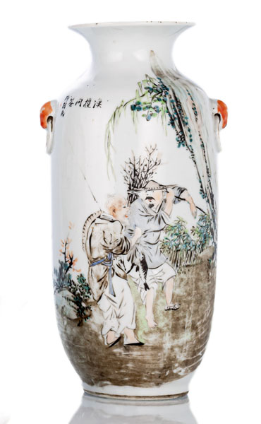 <b>Porzellanvase mit 'qianjiang'-Malerei eines Fischers im Dialog mit einem Holzfäller</b>