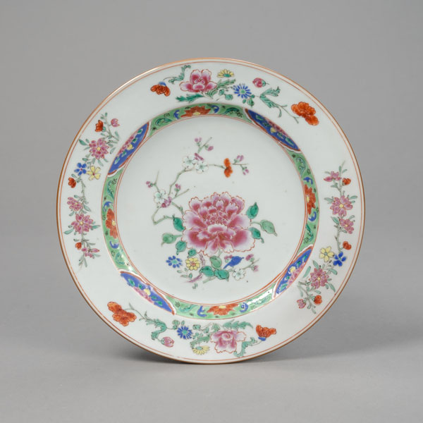 <b>AN EXPORT PORCELAIN 'FAMILLE ROSE' DISH</b>