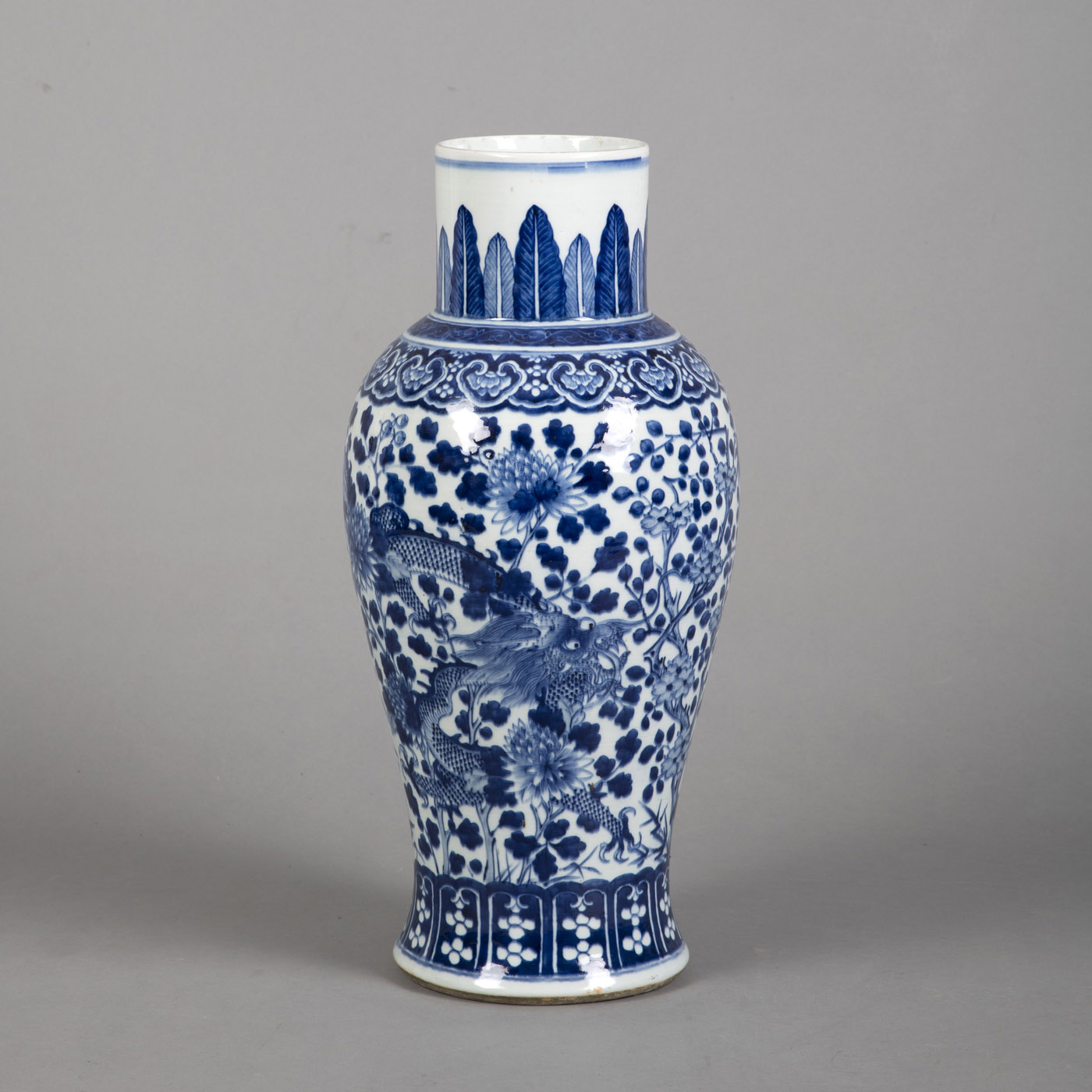 <b>Große Porzellanvase mit unterglasurblauem Dekor zweier vierklauiger Drachen zwischen Lotosblüten und -ranken</b>