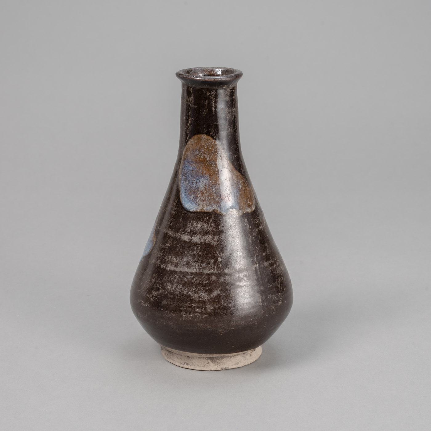 <b>Vase aus Irdenware mit dunkelbrauner Glasur und dekorativem 'Splash'-Dekor in bläulichen Tönen</b>