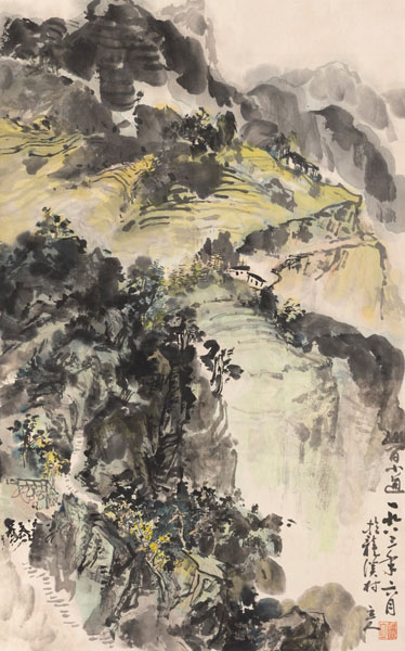 <b>Malerei einer Berglandschaft in Longxi-Dorf, Tusche und Farben auf Papier, als Hängerolle montiert</b>