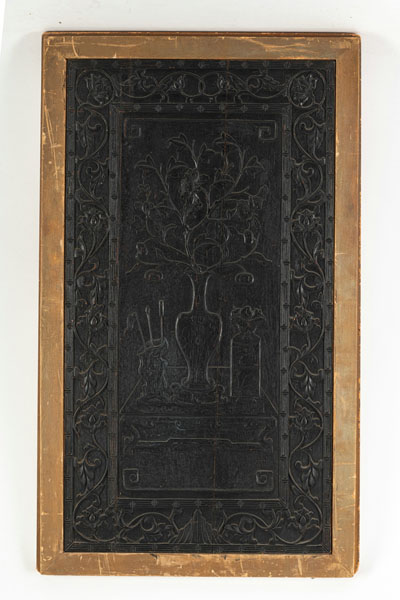 <b>Vertäfelung aus braunem Holz mit geschnitztem Dekor eines Stilllebens von Vasen auf einem Tisch</b>