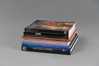 <b>Batik, Lack, Textilien, 8 Bände, u.a. Itie van Hout, Diana K. Myers, Susan S. Bean</b>