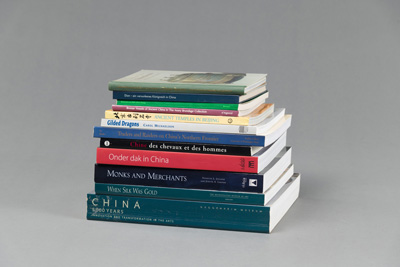 <b>Div. Ausstellungskataloge und Bände Chinesischer Kunst und Textilien, u.a. Annette L. Juliano, Sherman Lee</b>