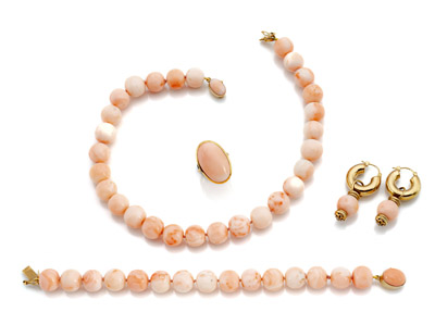 <b>Garnitur aus Engelshautkoralle</b> <b>Garnitur aus Engelshautkoralle</b>