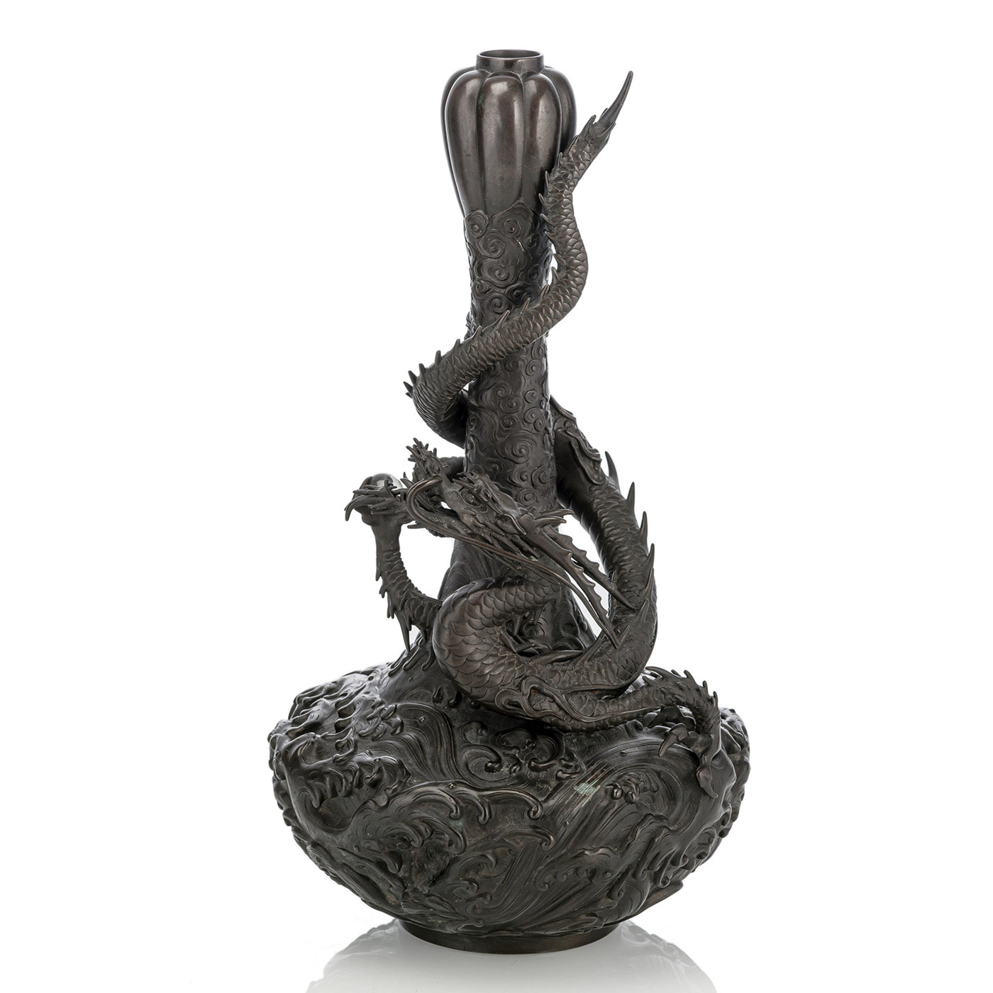 <b>Reliefierte Vase aus Bronze mit plastischen Drachen über Wellen</b>