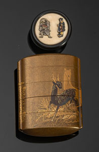 <b>Fünfteiliges Inro mit Dekor von Hirsch und Rehen über Goldlack mit Kagamibuta aus Holz und Elfenbein</b>