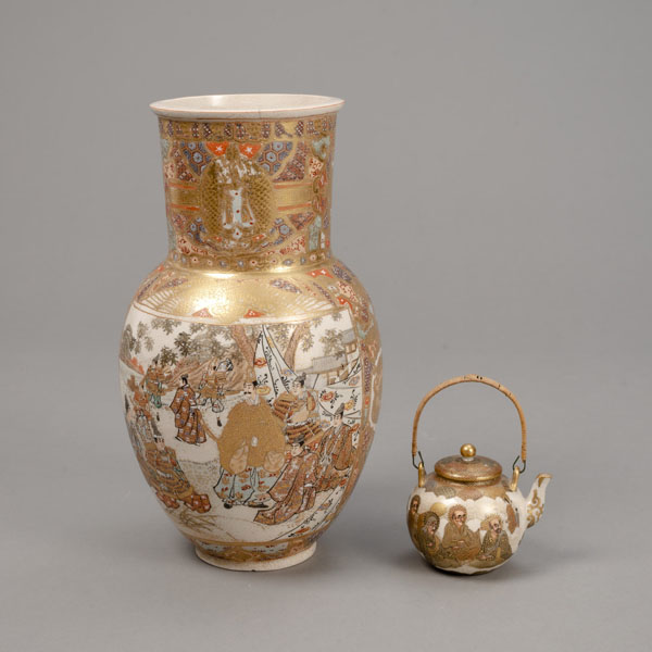 <b>Vase aus Satsuma-Porzellan mit Figurendekor und kleines Teekännchen</b>