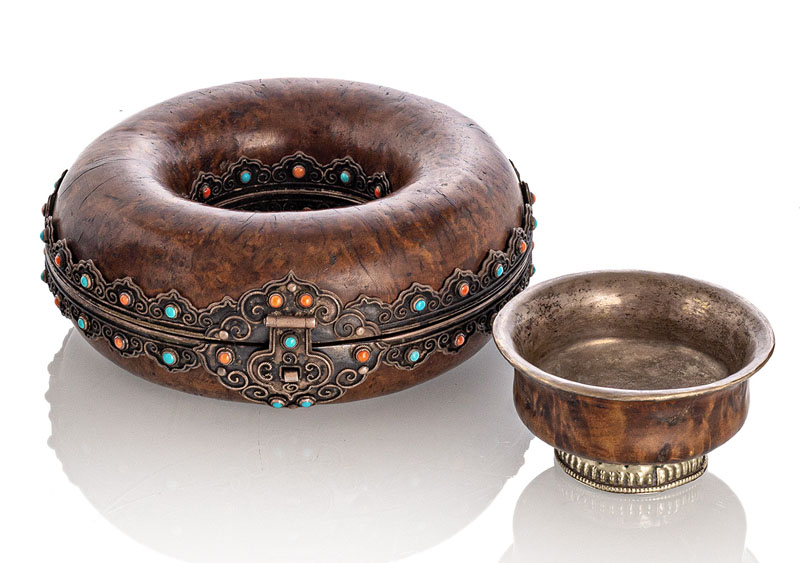 <b>A CIRCULAR ROOTWOOD NECKLACE BOX WITH SILVER FITTINGS AND GLASS INLAYS AND A SILVER-LINED CUP</b>