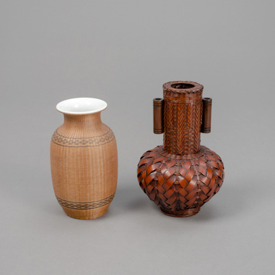 <b>Zwei Ikebana-Porzellanvasen in geflochtener Hülle</b>