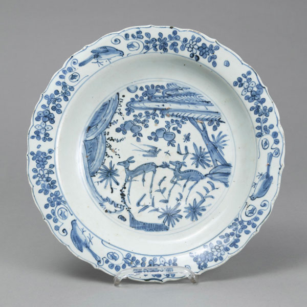 <b>A FLOWER-SHAPED UNDERGLAZE BLUE DISH DEPICTING TWO DEER</b>