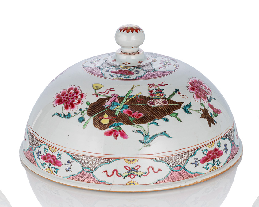 <b>A LARGE DOMED PORCELAIN COVER</b>