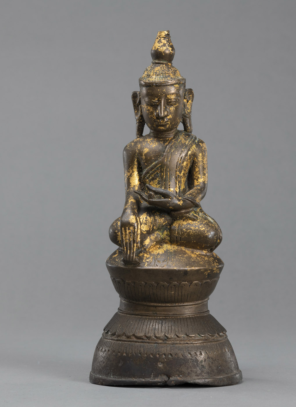 <b>A BRONZE FIGURE OF BUDDHA SHAKYAMUNI</b>