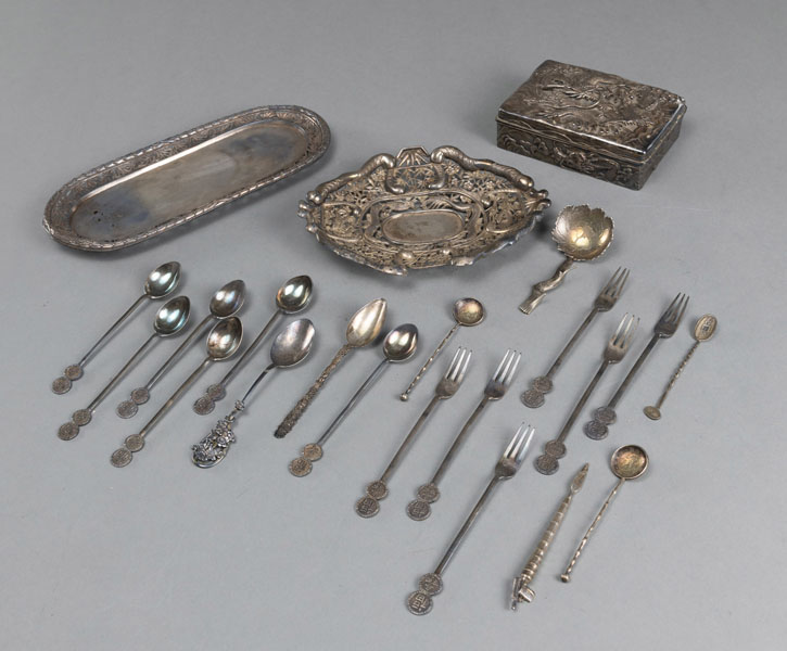 <b>Konvolut Silberarbeiten: 19 Besteckteile, zwei Tabletts und eine Deckeldose mit Drachendekor in Relief</b>