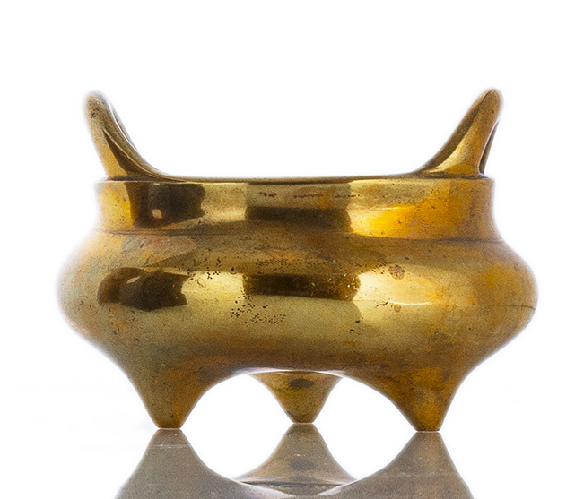<b>Goldfarbener Weihrauchbrenner aus Bronze auf drei kurzen Beinen</b>