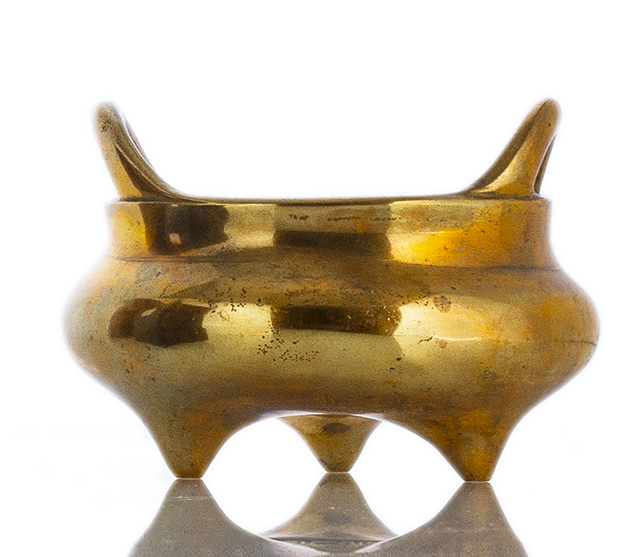 <b>A GOLD-COLORED BRONZE TRIPOD CENSER</b>