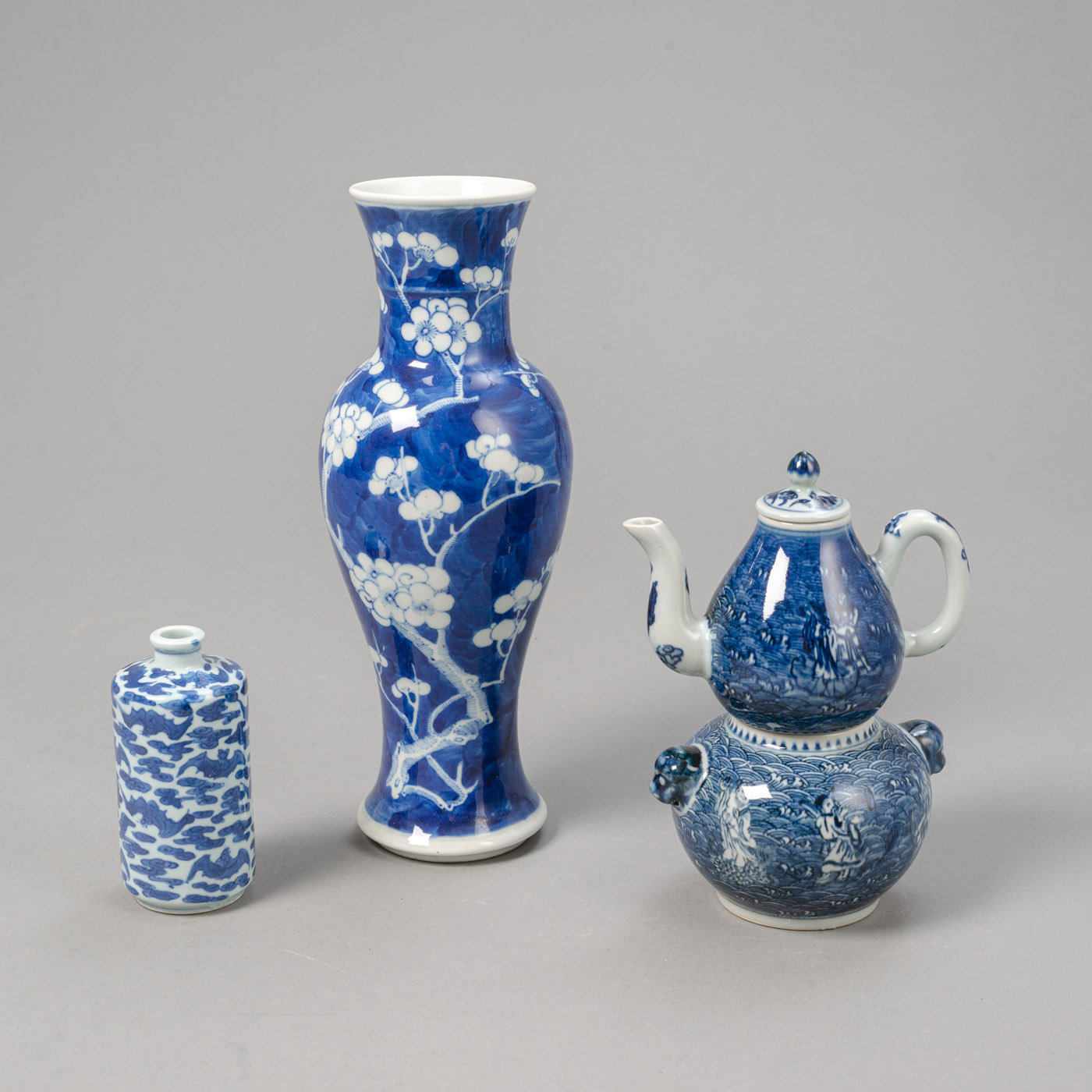 <b>A TWO-PART BLUE AND WHITE PORCELAIN EWER, A SNUFF BOTTLE, AND A VASE</b>