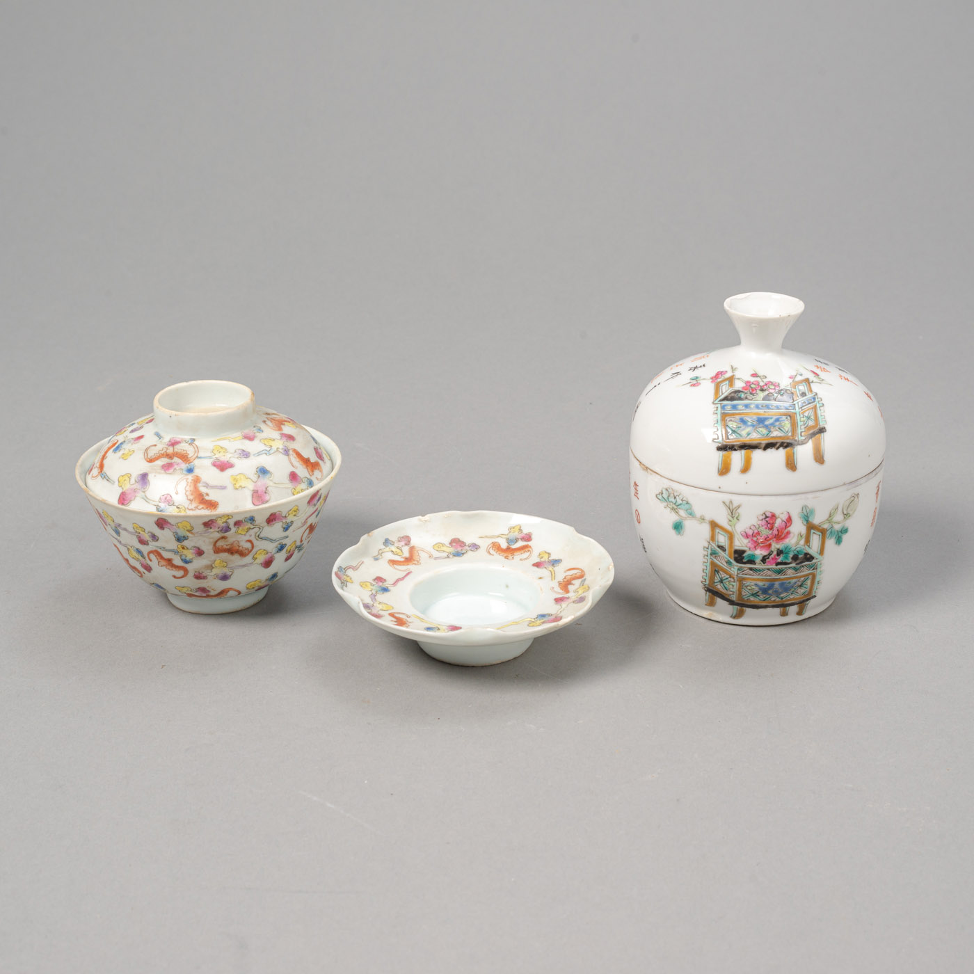 <b>Zwei Deckelschalen aus Porzellan mit 'Famille rose'-Fledermaus- und -Antiquitätendekor</b>