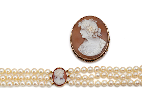 <b>A PEARL COLLIER-DE-CHIEN AND A CAMEO BROOCH</b>