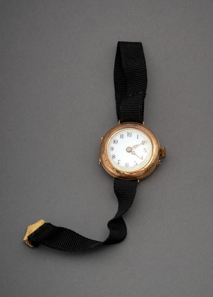 <b>A SMALL GOLD POCKET WATCH AS WRIST WATCH</b>