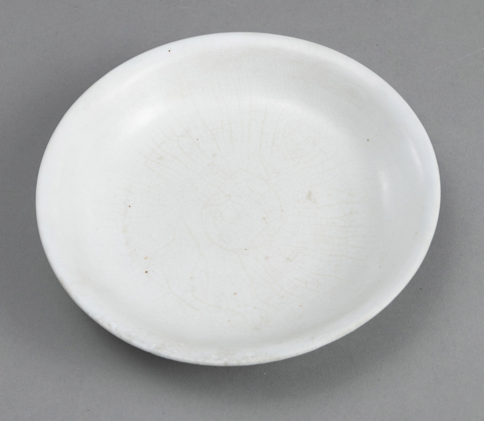 <b>A WHITE-GLAZED CRAZED DISH</b>