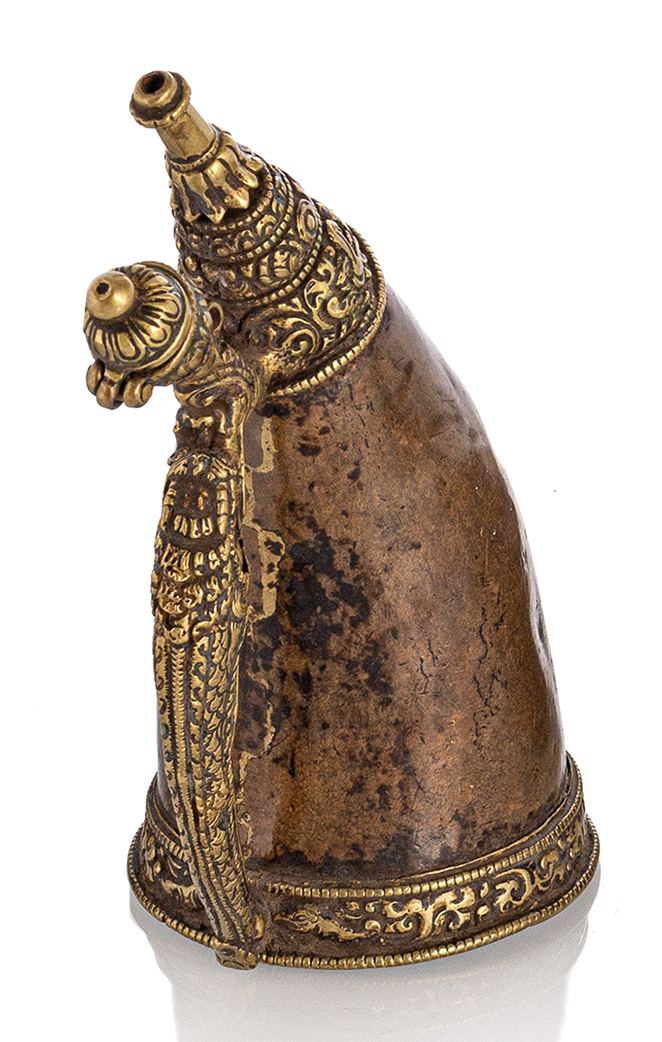 <b>Pulverhorn aus Kupfer und Messing mit Makara-Handhabe</b>