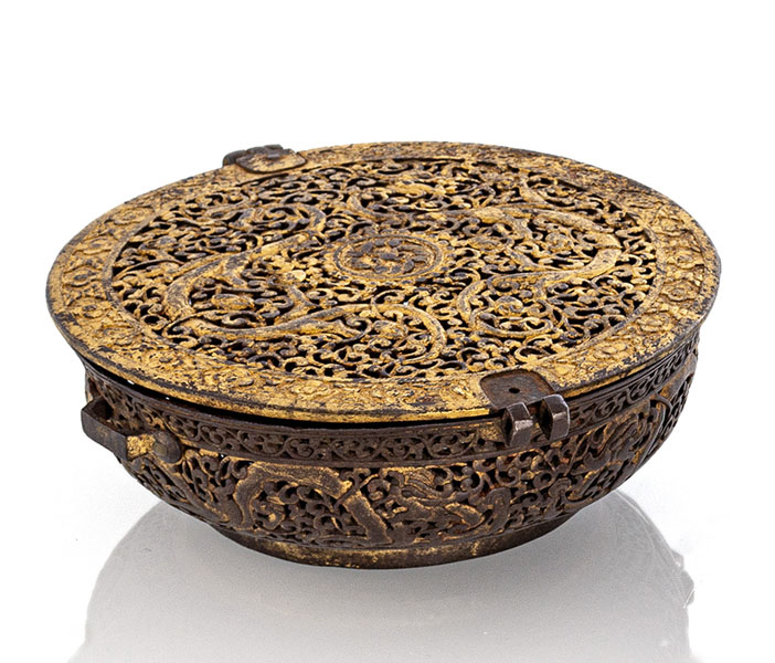 <b>A FINE PART-GILT DERGE IRON CONTAINER FOR A PRECIUOS BOWL</b>