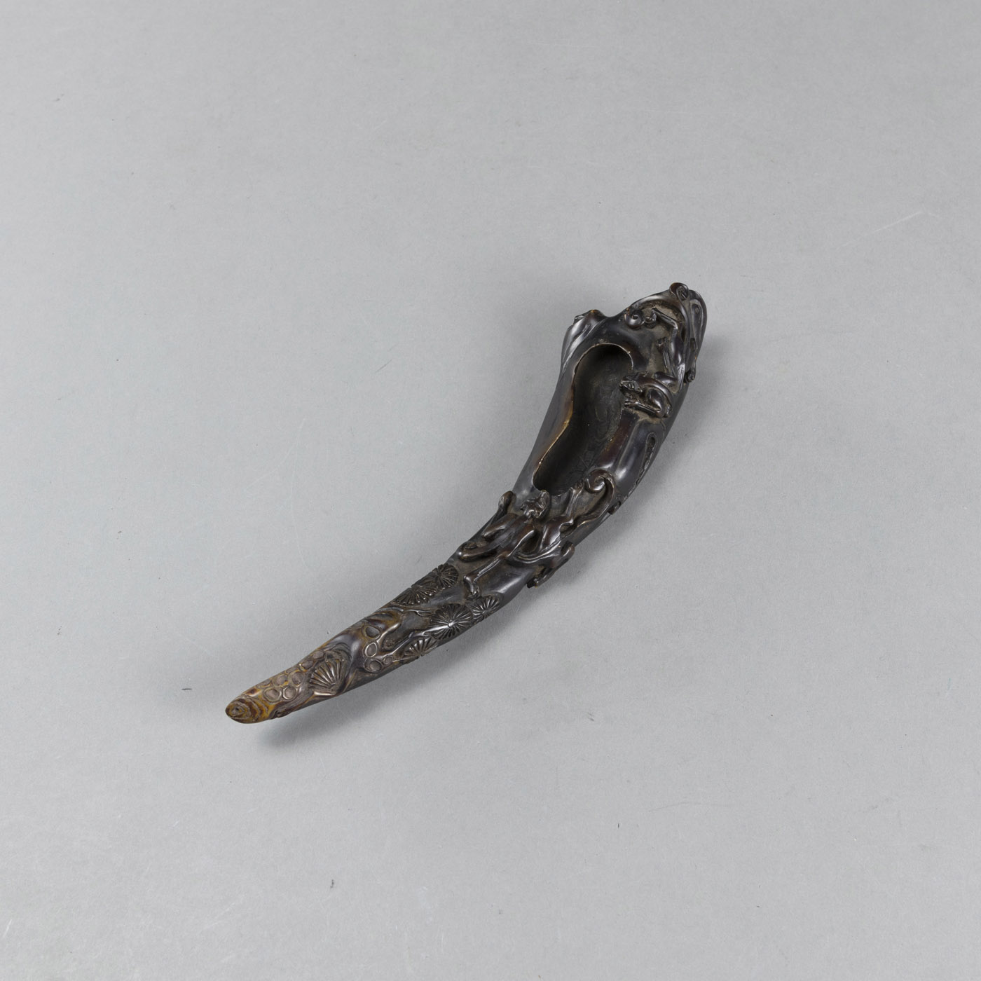 <b>Tuschwassergefäß aus dunklem Horn geschnitzt mit zwei mythologischen Katzentieren und Kiefern</b>